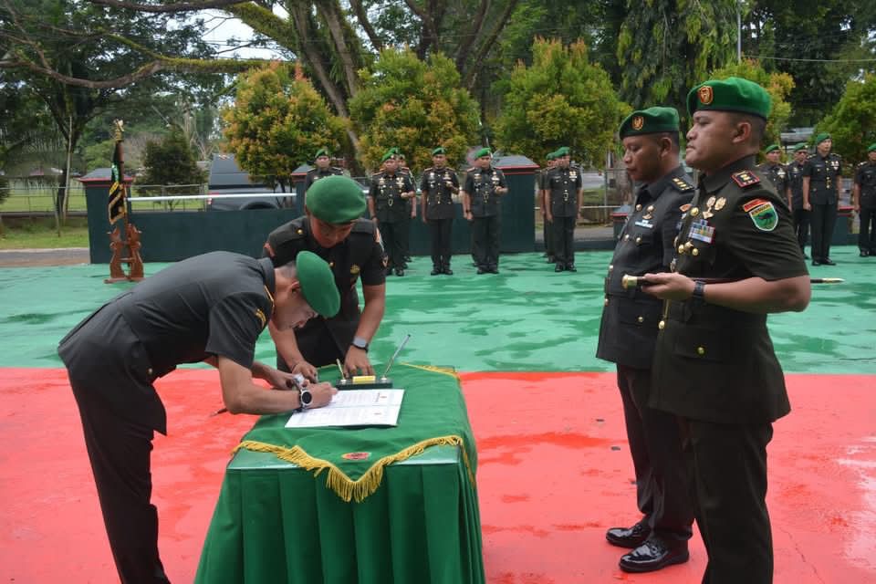 Danrem 181/PVT Brigjen TNI Slamet Riadi Pimpin Serah Terima Jabatan Dandim 1805/Raja Ampat dan Tradisi Satuan Danrem 181/PVT Brigjen TNI Slamet Riadi Pimpin Serah Terima Jabatan Dandim 1805/Raja Ampat dan Tradisi Satuan