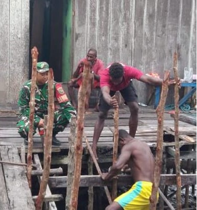 Babinsa Mapurujaya Laksanakan Komsos dan Bantu Warga Membangun Jembatan Penghubung sebagai Wujud Kepedulian dan Kebersamaan di Wilayah Binaan Babinsa Mapurujaya Laksanakan Komsos dan Bantu Warga Membangun Jembatan Penghubung sebagai Wujud Kepedulian dan Kebersamaan di Wilayah Binaan
