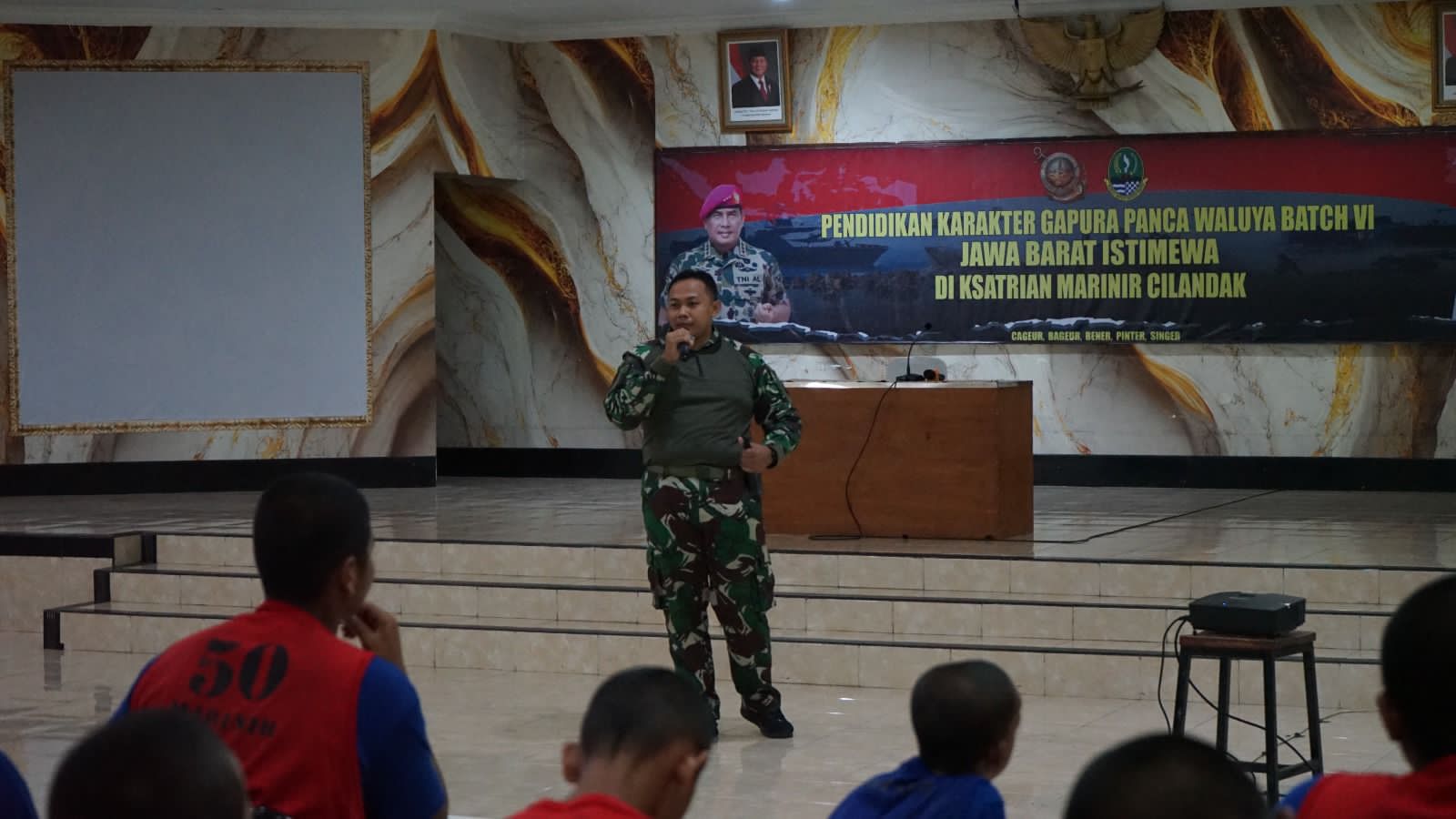 Pasiops Yonif 2 Marinir Berikan Pengetahuan tentang Korps Marinir Kepada Siswa Gapura Panca Waluya Batch VI Pasiops Yonif 2 Marinir Berikan Pengetahuan tentang Korps Marinir Kepada Siswa Gapura Panca Waluya Batch VI