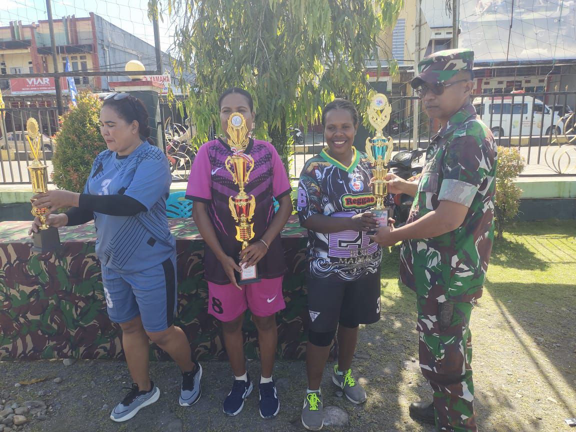 Koramil Timika Gelar Komsos Kreatif Bersama Warga Lewat Lomba Bola Voli Koramil Timika Gelar Komsos Kreatif Bersama Warga Lewat Lomba Bola Voli