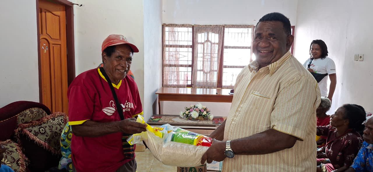 Salurkan Bantuan Sembako dari Presiden RI untuk Lansia di Ayamaru Utara Timur, Warga Maybrat Sambut Penuh Syukur Salurkan Bantuan Sembako dari Presiden RI untuk Lansia di Ayamaru Utara Timur, Warga Maybrat Sambut Penuh Syukur