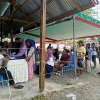 Agar Berjalan Dengan Lancar dan Tepat Sasaran, Babinsa Koramil 1710-03/Kuala Kencana Dampingi Penyaluran Bantuan Kepada Masyarakat