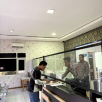 Bimbingan Halus Polisi Membuat Warga Percaya Diri Urus Administrasi
