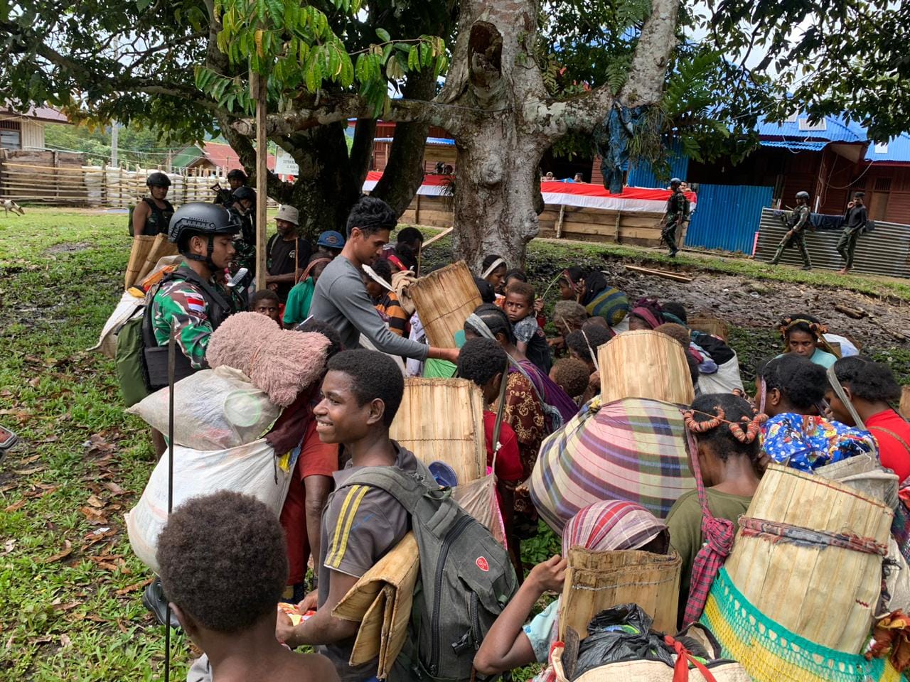 Warga Moskona Utara Mengungsi Akibat Serangan Kelompok kriminal bersenjata(KKB), TNI–Polri Bantu Evakuasi dan Beri Perlindungan. Warga Moskona Utara Mengungsi Akibat Serangan Kelompok kriminal bersenjata(KKB), TNI–Polri Bantu Evakuasi dan Beri Perlindungan.