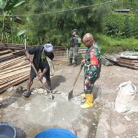 Bantu Ringankan Beban, Babinsa Koramil Tembagapura Bantu Perbaiki Rumah Warga