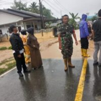 Prajurit TNI Berhasil Evakuasi Warga Banjir Batangtoru, Tapanuli Selatan