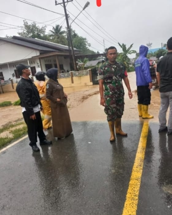 Prajurit TNI Berhasil Evakuasi Warga Banjir Batangtoru, Tapanuli Selatan