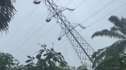 Tower PLN Roboh Dihantam Banjir, TNI Gerak Cepat Bantu Pulihkan Kelistrikan di Aceh
