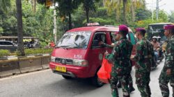 Yonif 2 Marinir Tebar Kepedulian Lewat Senyuman di Jumat Berkah Saat Membagikan Nasi Kotak