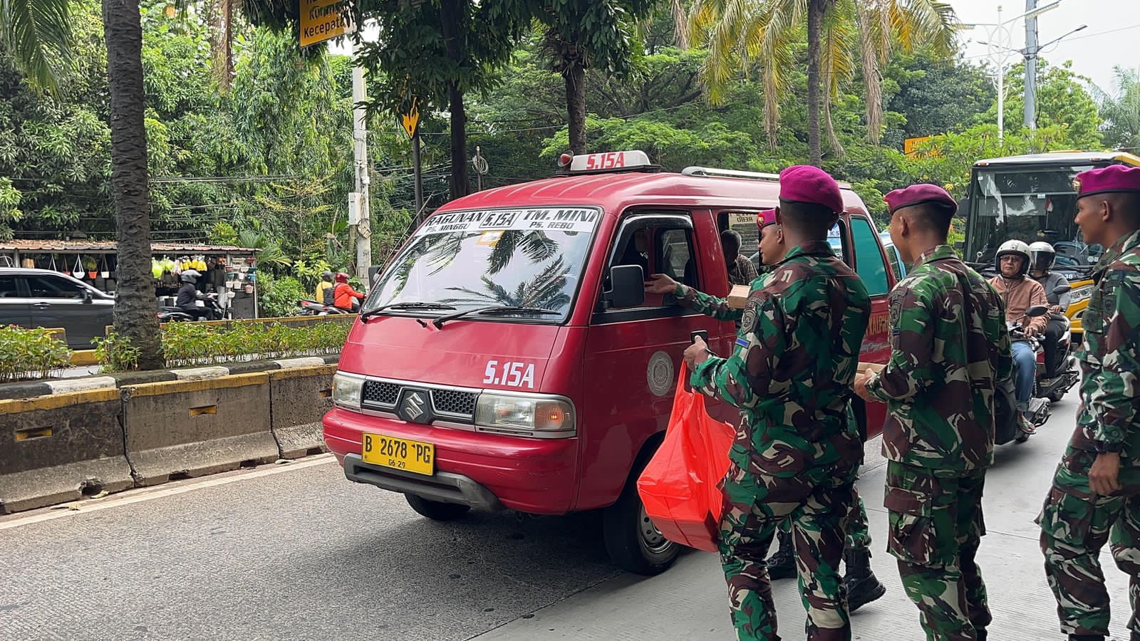 Yonif 2 Marinir Tebar Kepedulian Lewat Senyuman di Jumat Berkah Saat Membagikan Nasi Kotak