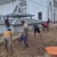 Dengan Senyum dan Peluh, Warga Ngepon Bangun Kebersamaan di Halaman Masjid
