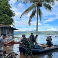 Banjir Putuskan Akses, TNI Tempuh 12 Mil Lalui Danau Singkarak Salurkan Bantuan