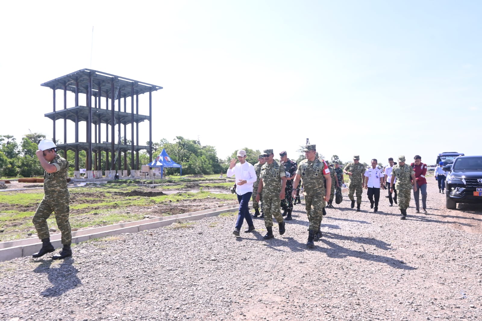 Danlanud Sultan Hasanuddin Dampingi Wakasau Tinjau Pembangunan Infrastruktur Site Radar Takalar