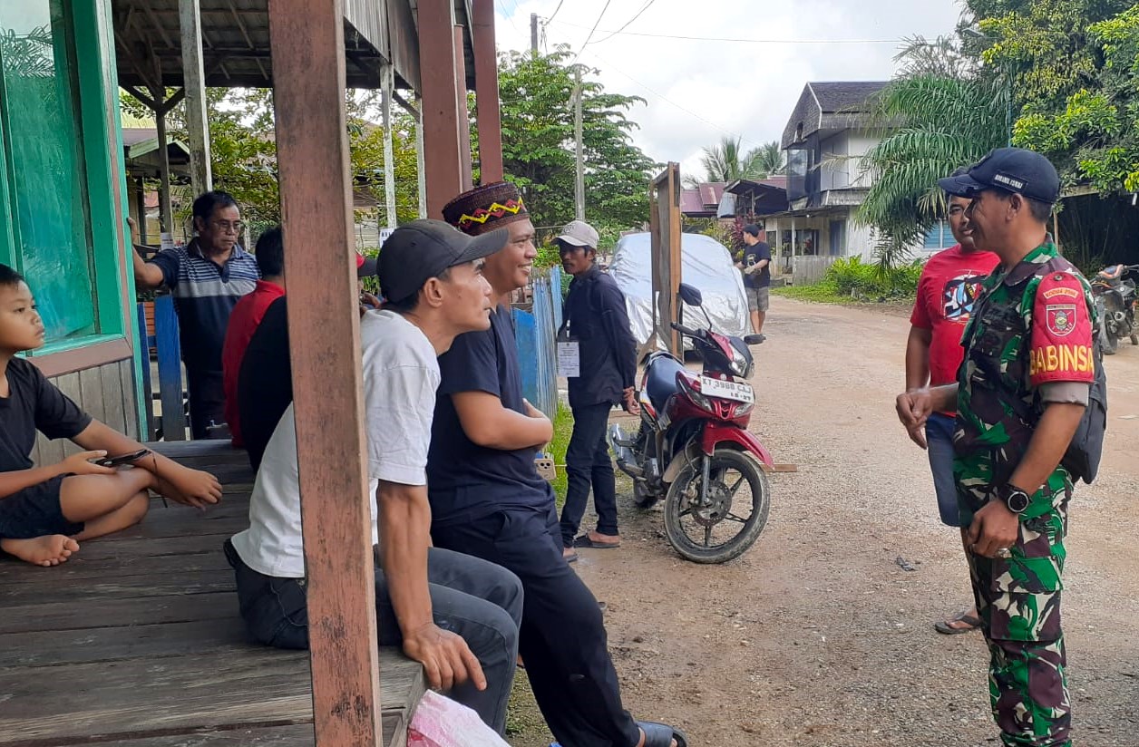Babinsa Lakukan Komsos Bersama Warga, Wujudkan Lingkungan Aman dan Kondusif