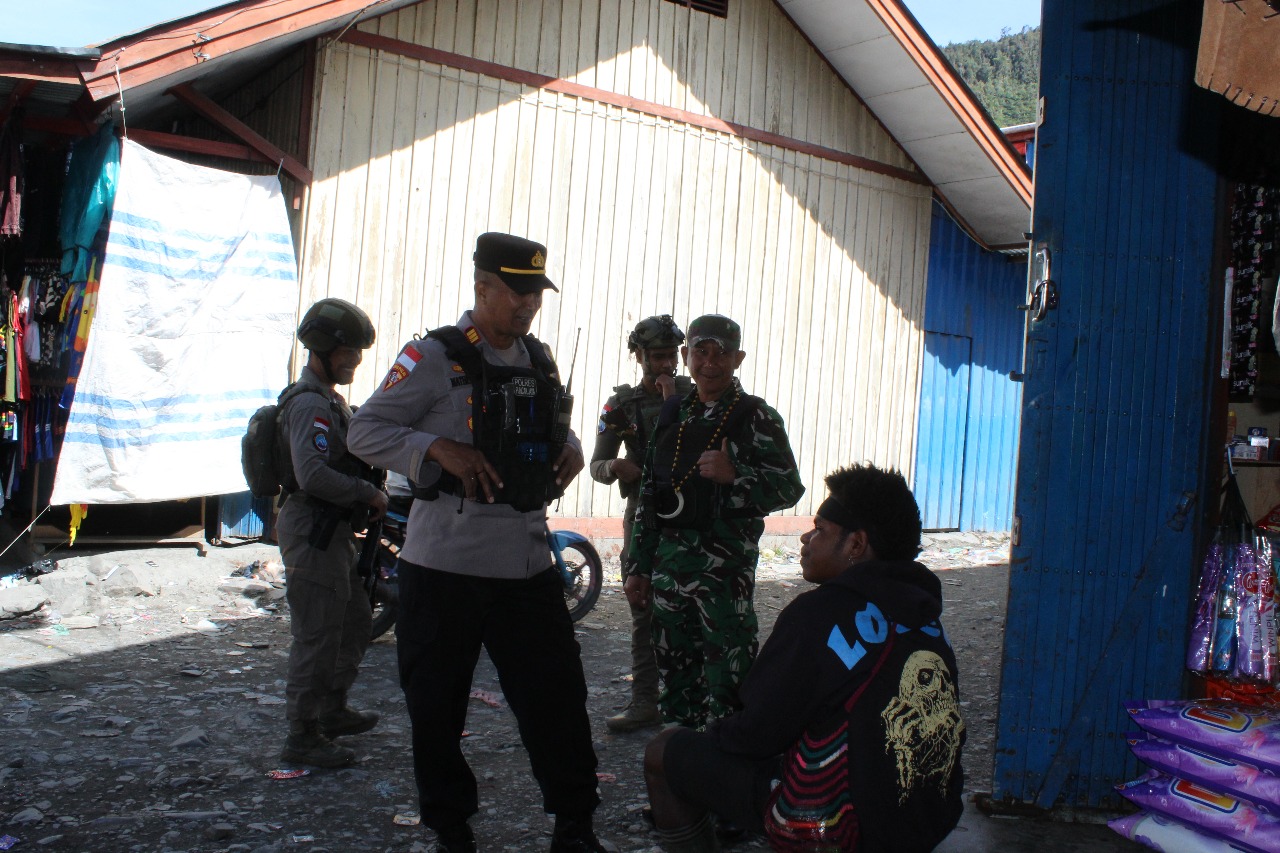 Kodim 1714/Puncak Jaya Gelar Patroli Bersama TNI-Polri Hadir Tak Sekadar Pengamanan, Tapi Wujud Kepedulian untuk Masyarakat Aman dan Nyaman