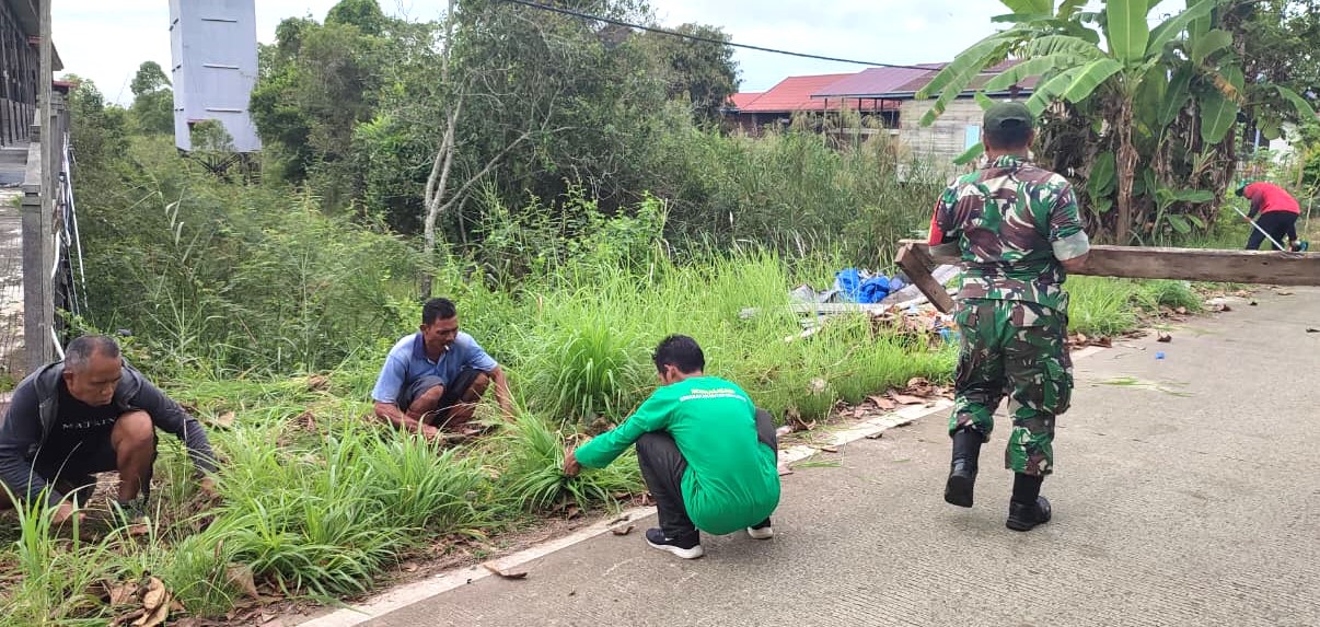 Wujudkan Lingkungan Yang Bersih, Babinsa Bersama Warga Lakukan Gotong Royong