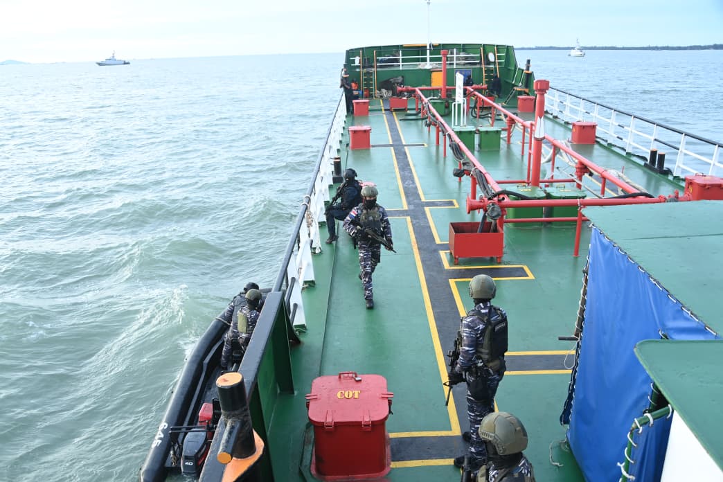 Kolaborasi Unsur Laut dan Udara, Tangkap Dua Kapal Pembawa Pasir Timah Ilegal