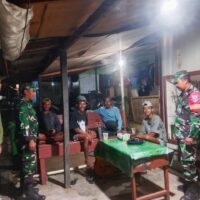 Jaga Kondusifitas Wilayah, Babinsa Koramil Tabang Bersama Masyarakat Lakukan Patroli Siskamling