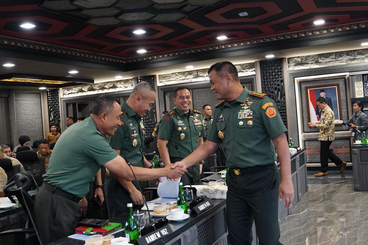 Presiden RI, Menhan RI dan Panglima TNI Rapat Evaluasi Percepatan Pembangunan KDKMP