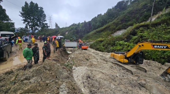 TNI Prioritaskan Keselamatan Warga, Danrem 023/KS Pimpin Pembukaan Akses Jalan Longsor di Tapanuli Tengah