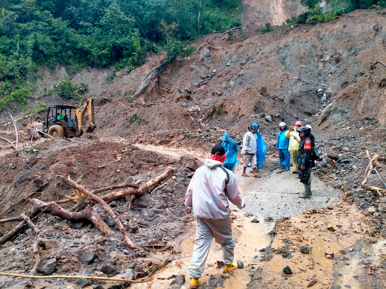 Respon Cepat TNI : Prajurit Kodim 0212/TS Bantu Penanganan Bencana di Mandailing Natal