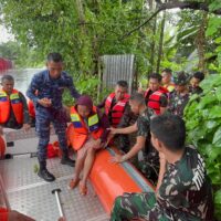 Hujan Deras Rendam Pemukiman, TNI Turun Tangan Evakuasi Warga di Padang