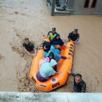 Banjir Rendam Permukiman di Pidie, TNI Bantu Evakuasi dan Distribusi Logistik