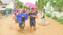 Gerak Cepat, Prajurit TNI AD Selamatkan Lansia 90 Tahun dari Rumah Terendam Banjir