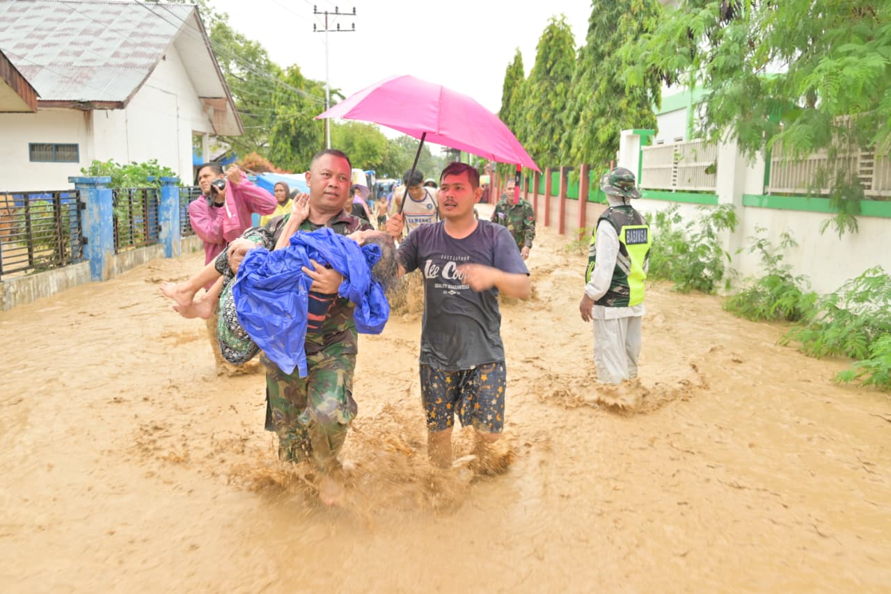 Gerak Cepat, Prajurit TNI AD Selamatkan Lansia 90 Tahun dari Rumah Terendam Banjir