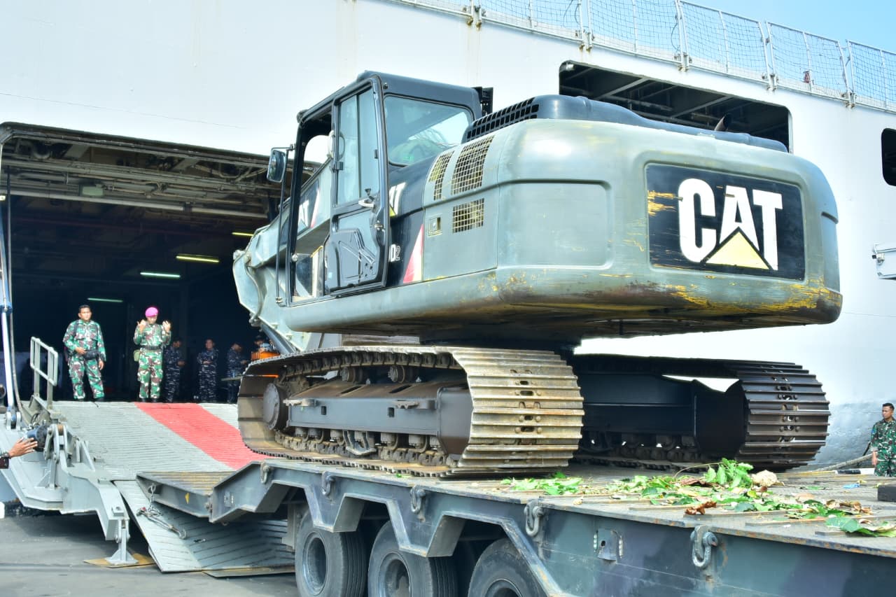 TNI AL Kerahkan KRI dan Helikopter untuk Bantu Korban Bencana di Aceh, Sumut dan Sumbar