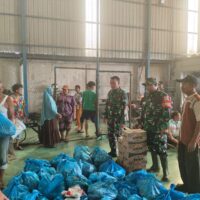 TNI Distribusikan 14.225 Nasi Bungkus untuk Warga Terdampak Banjir di Medan