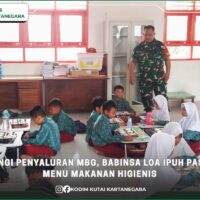 Dampingi Penyaluran MBG, Babinsa Loa Ipuh Pastikan Menu Makanan Higienis