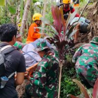 Demi Selamatkan Ibu dan Bayi, Prajurit TNI Tandu Ibu Hamil di Jalur Terisolasi