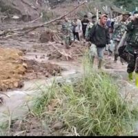 TNI Evakuasi Dua Lansia Penderita Stroke di Wilayah Terisolasi Bener Meriah