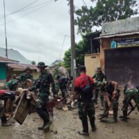 Ratusan Prajurit TNI Bersihkan Pasar Kuala Simpang, Dorong Pemulihan Ekonomi Pascabanjir