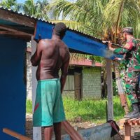 Babinsa Mapurujaya Gelar Komsos dan Bantu Warga Bangun Rumah di Kampung Hiripau