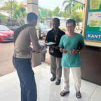 Aparat Humanis: Polisi Tuban Pandu Warga Urus SIM dan STNK dengan Sabar
