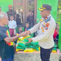 Kapolres Maybrat Salurkan Bansos untuk Warga Kampung Imsun Jelang Perayaan Natal