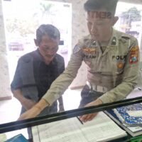 Polantas Tuban Jawab Kebingungan Warga Satu per Satu dengan Kesabaran