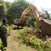 Peduli Lingkungan, TNI Bancar Tuban Wujudkan Normalisasi Kali Sowan