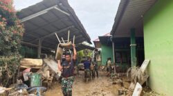 TNI Bersihkan Puskesmas Terdampak Banjir di Aceh Tamiang