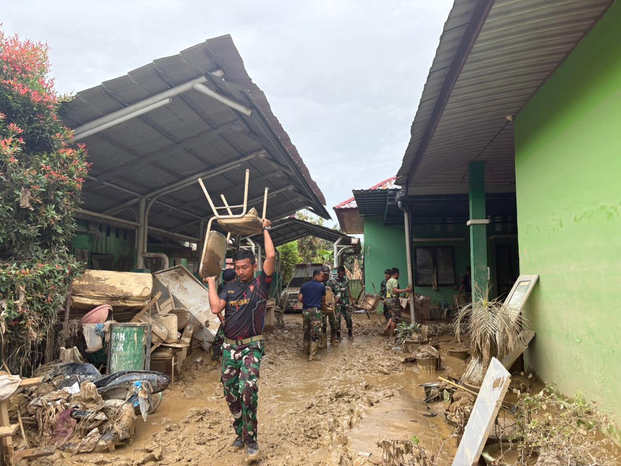 TNI Bersihkan Puskesmas Terdampak Banjir di Aceh Tamiang