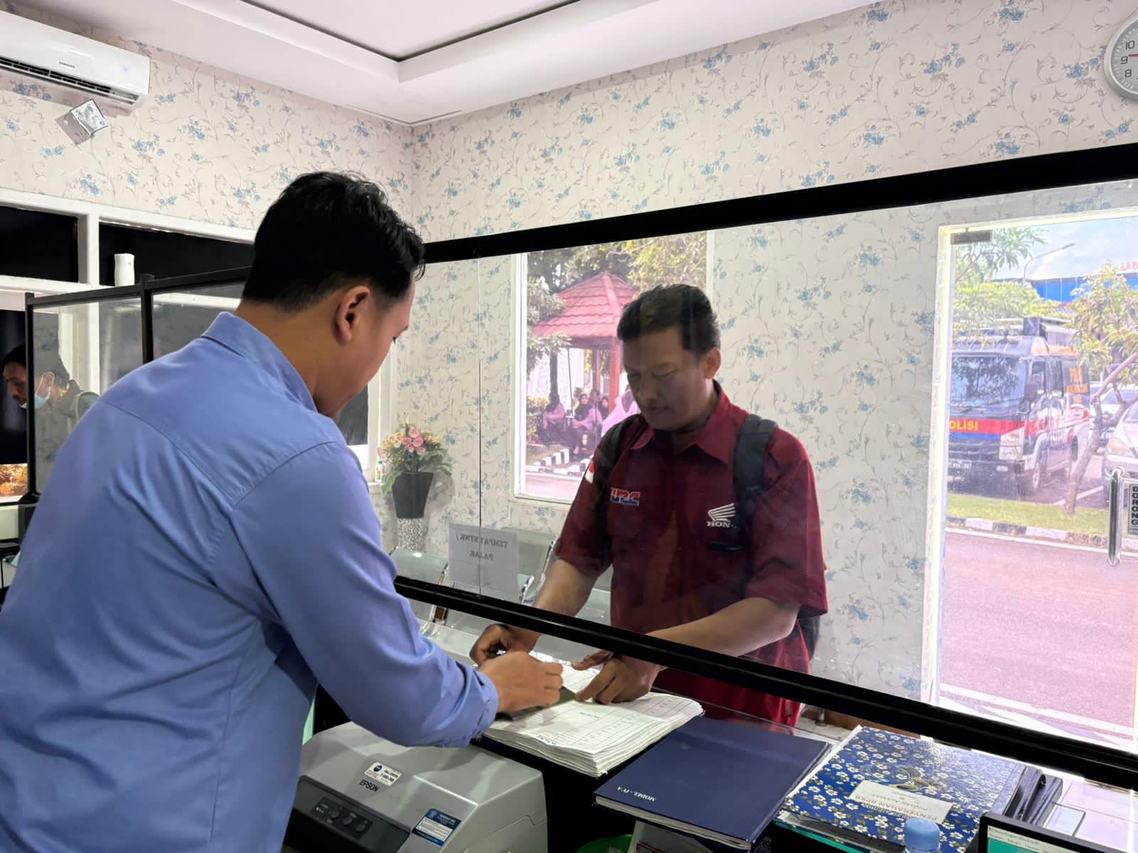 Warga Tersenyum Saat Polisi Datang, Ini yang Terjadi di Desa Tuban Pagi Itu Warga Tersenyum Saat Polisi Datang, Ini yang Terjadi di Desa Tuban Pagi Itu