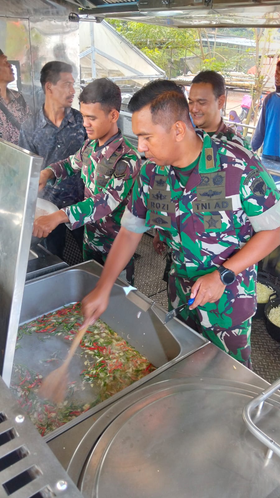 TNI Dirikan Dapur Umum di Timang Gajah, Bantu Pengungsi Terdampak Bencana