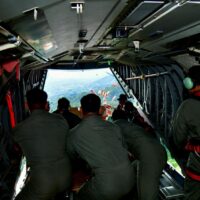 TNI Sukses Terjunkan 90 Helibox Sembako ke Desa Terisolasi Tapanuli Utara