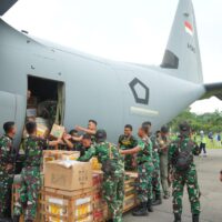 TNI Salurkan Logistik ke Wilayah Terisolasi dengan Metode  Airdrop