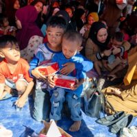 Panglima TNI Dampingi Presiden RI Tinjau Posko Pengungsian dan Dapur Lapangan di Padang Pariaman