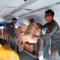 Misi Kemanusiaan Tanggap Bencana, Helikopter MI-17 TNI Bawa Bantuan ke Kota Langsa