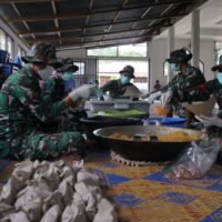 Dapur Lapangan Yonif 122/TS Layani Warga Terisolir Bencana Alam di Sitahuis