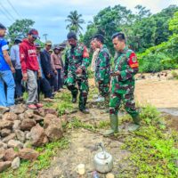 TNI–Rakyat Bersinergi Bangun Jembatan Gantung Penghubung Dua Kecamatan di Sukabumi